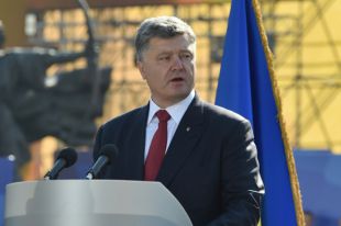 Президент Украины Пётр Порошенко выступает в ходе марша в честь Дня независимости в Киеве.