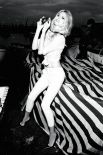 В 1999 году Клаудия Шиффер снялась в ленте «Черное и белое» Дж. Тобэка. Супермодель сыграла роль антрополога Греты. Актерский состав картины был поистине звездным: на одной съемочной площадке с начинающей актрисой работали Роберт Джон Дауни-младший, Стэйси Эдвардс, Гэби Хоффманн, Джаред Лето, Джо Пантолиано. Скандальный сюжет фильма о взаимоотношениях между черными и белыми нью-йоркскими подростками разных полов оставил неплохой след в кинобиографии супермодели.