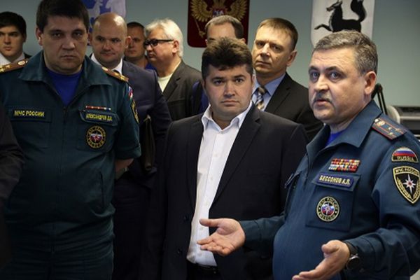 Глава администрации Салехарда Иван Кононенко (в центре) – третий.
