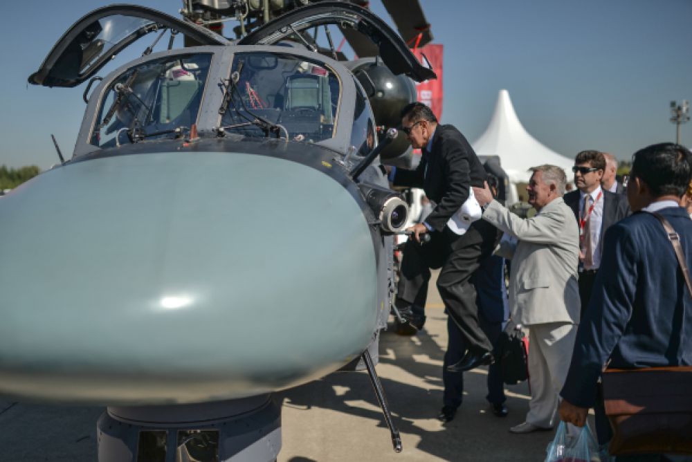 Посетители выставки осматривают вертолет Ка-52.