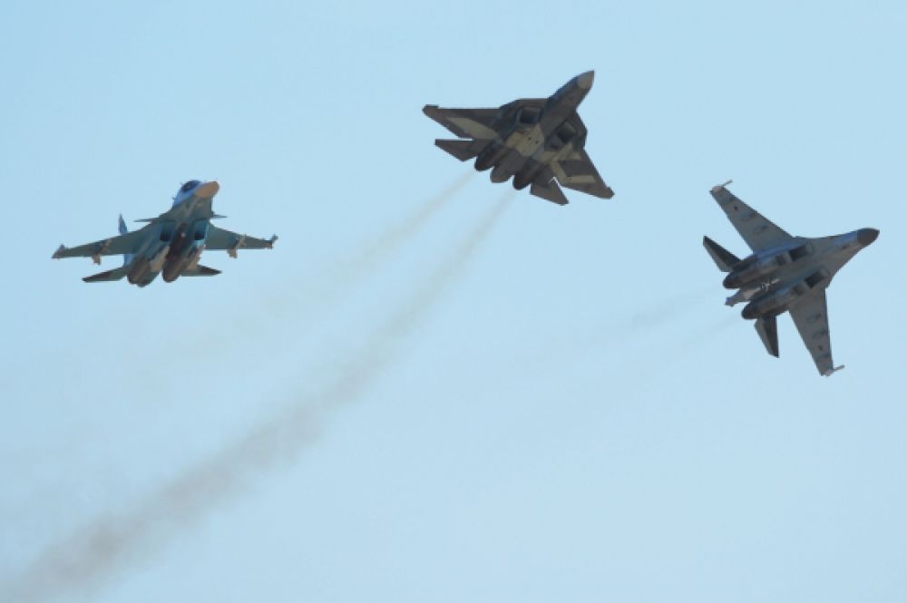 Самолет Т-50 (в центре) во время открытия Международного авиационно-космического салона МАКС-2015 в подмосковном Жуковском.