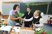 Деньги, которые школьники потратят на цветы для учителей, можно направить на помощь детям.