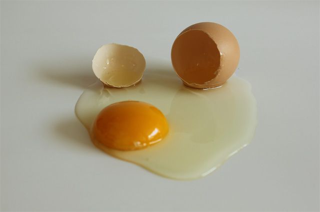 Чтобы узнать о свежести яйца наверняка - его нужно разбить. 