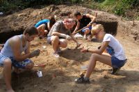 Археологи работают очень аккуратно, ведь у них под ногами - тысячелетняя история.