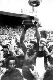 В 1970 году Пеле вошел в историю как единственный футболист, три раза становившийся чемпионом мира как действующий игрок. 