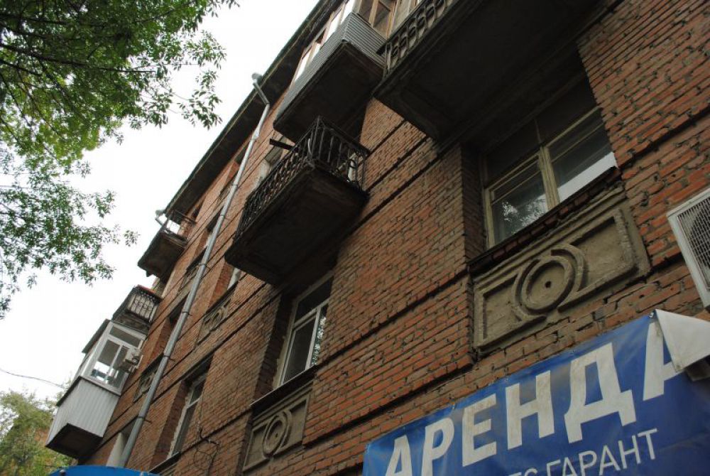 А эти дома попроще, но не все еще архитектурные излишества изжиты.