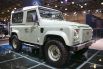 Британская марка Land Rover устроила проводы своего легендарного рамного вседорожника Defender. Один из автомобилей прощальной ограниченной 1000 экземпляров серии был выставлен напоказ на проходящей в эти дни в столице выставке Moscow Off-road Show.