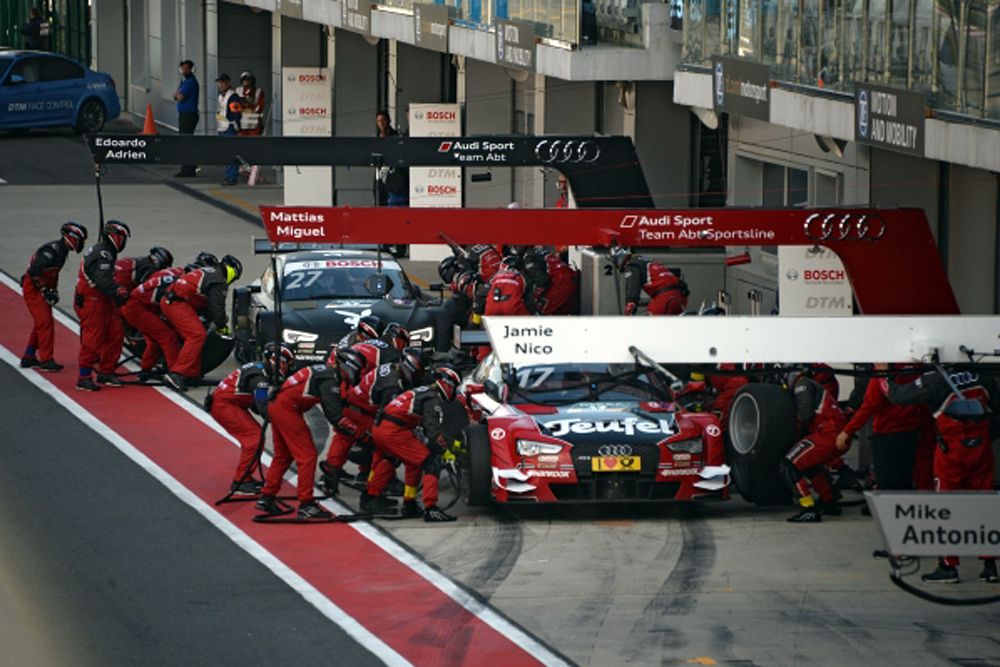 Справа налево: пилот команды Audi Sport Team Abt Sportsline Мигель Молина (Испания), пилот команды Audi Sport Team Abt Sportsline Адриан Тамбей (Франция).