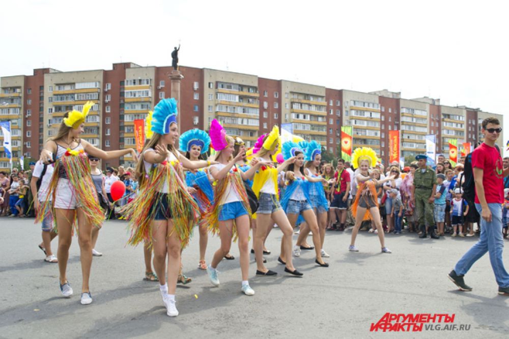 В финале парада каждый участник устраивал небольшое танцевальное представление.