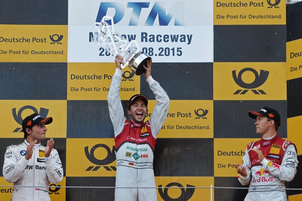 Призеры российского этапа гоночной серии DTM на автодроме Moscow Raceway в Московской области: пилот команды BMW Team MTEK Бруно Спенглер - второе место, пилот команды Audi Sport Team Phoenix Майк Роккенфеллер - первое место, пилот команды Audi Sport Team Abt Sportsline Матиас Экстрем - третье место, на церемонии награждения.