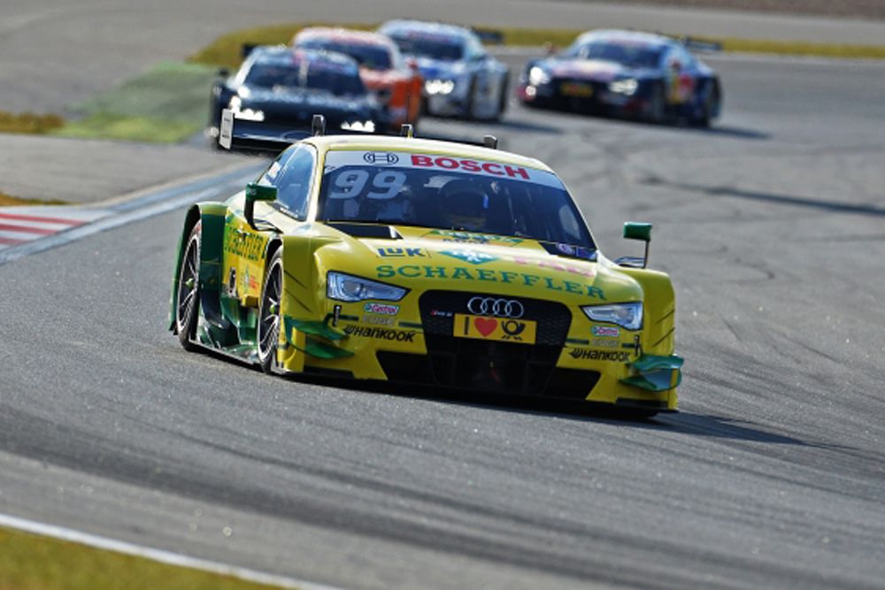 Пилот команды Audi Sport Team Phoenix Майк Роккенфеллер (Германия) во время гонки.
