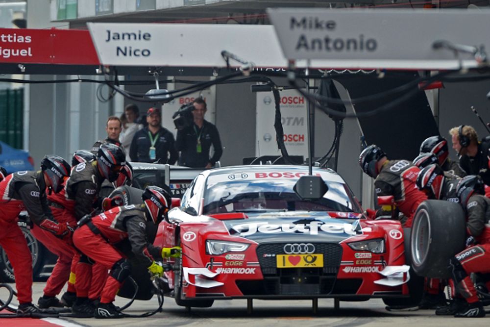 Механики команды Audi Sport Team Abt Sportsline во время тренировочных заездов российского этапа гоночной серии DTM на автодроме Moscow Raceway в Московской области.