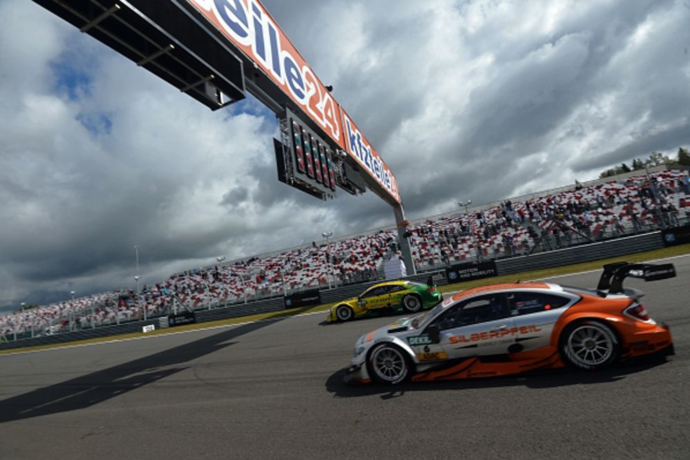 Слева направо: пилот команды Audi Sport Team Phoenix Майк Роккенфеллер (Германия) и пилот команды Mercedes-AMG DTM Team HWA Роберт Викенс (Канада).