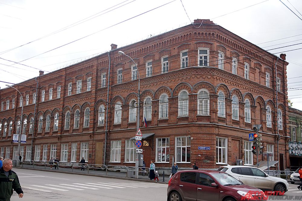 Школа №21 расположена всего в квартале от элитной гимназии. Здание учебного учреждения имеет почти столетнюю историю. В 1990-ые годы ХХ века здание обветшало, возникла необходимость в смене коммуникаций и перекрытий. Спустя несколько лет рабочие отреставрировали фасада здания.