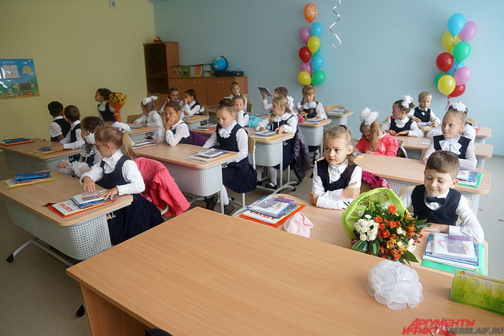 После этого в новеньких классах начались «классные часы». Учительница рассказала детям, что их ждет в этом году.