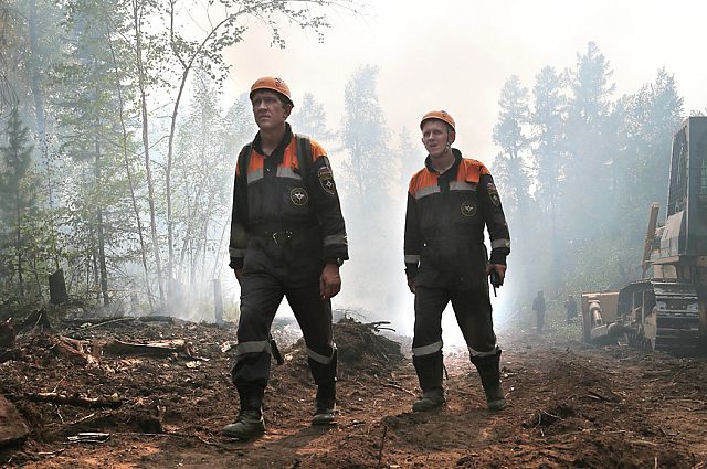 Ветер и засуха не дают возможности быстро справиться с лесным пожаром в Ольхонском районе.