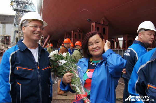 Крестной матерью корабля стала сотрудница завода Наталья Юдина. 