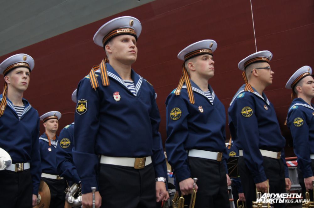 Оркестр Балтийского флота исполнил гимн России.
