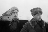 Генерал-майор Лев Михайлович Доватор (справа) со своим адъютантом на Западном фронте в годы Великой Отечественной войны.