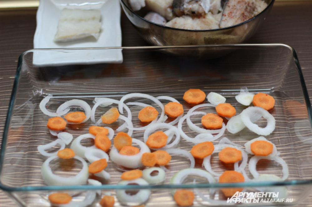 Выкладываем овощи в форму делая таким образом «подушку» для рыбы