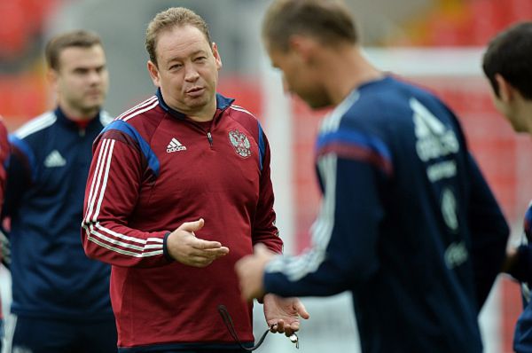 Главный тренер сборной России по футболу Леонид Слуцкий во время тренировки.