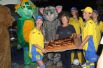 Ростовская делегация в форме футбольного клуба «Ростов» приготовила пирог с капустой.