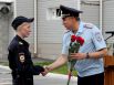 Единственную женщину-постовую наградил и поздравил врио начальника областного УМВД полковник полиции Сергей Артищев