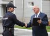 Анатолий Бакаев благодарит полицейских от имени Законодательного собрания