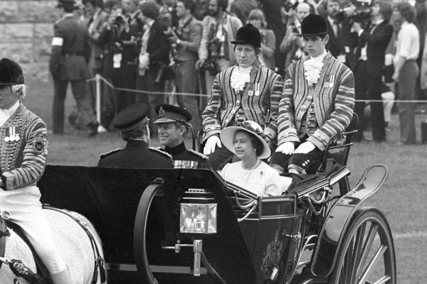 Елизавета II - главнокомандующая Вооруженными силами Англии. Она сама проводит все важные встречи с главами Содружества, а также посещает военные объекты во время своих визитов в другие страны. 