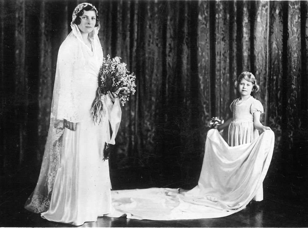 Королева Елизавета родилась 21 апреля 1926 года. На момент появления на свет она была третьей в очереди на престол, тогда о ее будущем воздвижении на трон не могли даже подумать.