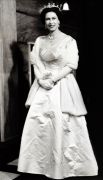 Свадьба принцессы Елизаветы и лейтенанта Филиппа Маунтбаттена состоялась 20 ноября 1947 года. На торжестве присутствовало 2000 приглашенных гостей. Свадебное платье сшил дизайнер Норман Хартнелл, а голову невесты украсила бриллиантовая тиара, которую подарила ей в детстве королева Мэри. После вступления в брак с принцессой Филипп не был помазан в короли. При восхождении супруги на престол он был первым, кто принес ей присягу со словами: «Я, Филипп, герцог Эдинбургский, стану вашим вассалом в болезни и здравии, буду служить Вам верой и правдой, с почетом и уважением, до самой смерти».