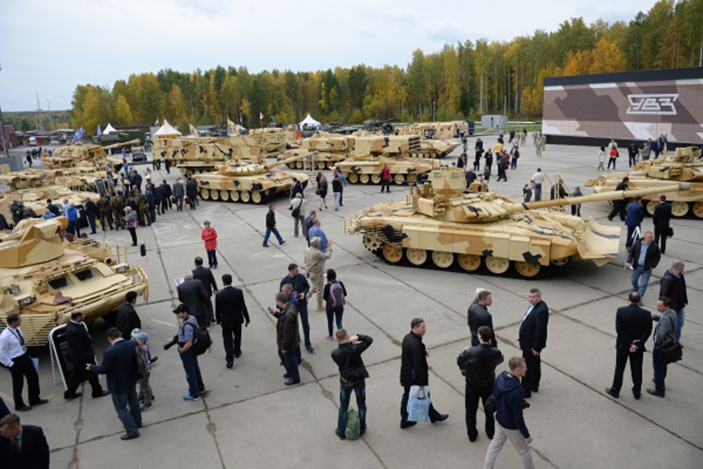 Участники 10-й международной выставки Russia Arms Expo рассматривают представленные образцы военной техники.
