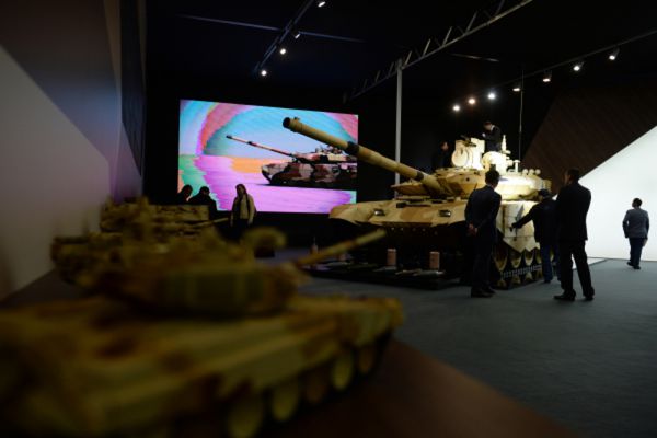 Участники 10-й международной выставки Russia Arms Expo рассматривают представленные образцы военной техники.