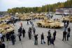 Участники 10-й международной выставки Russia Arms Expo рассматривают представленные образцы военной техники.