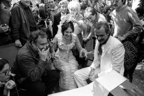 Эльдар Рязанов, Лариса Гузеева и Никита Михалкова во время съемок фильма «Жестокий романс». 1983 год.
