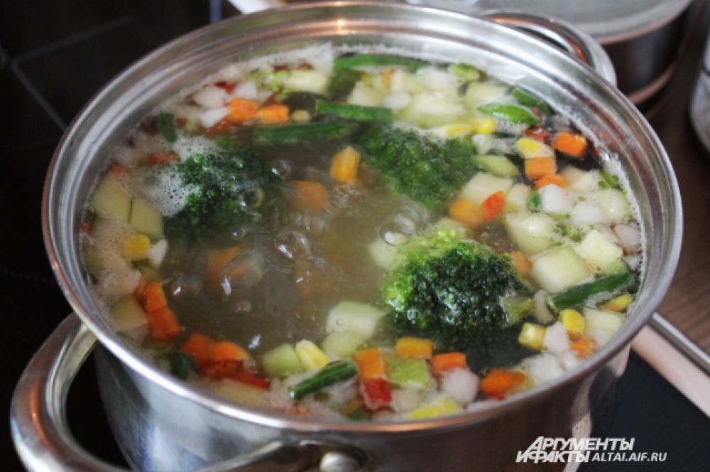 Вынимаем куриное мясо. Варим овощи: сначала опускаем картофель, через пять минут брокколи, затем морковь, кабачок и овощную смесь. Варим на медленном огне.