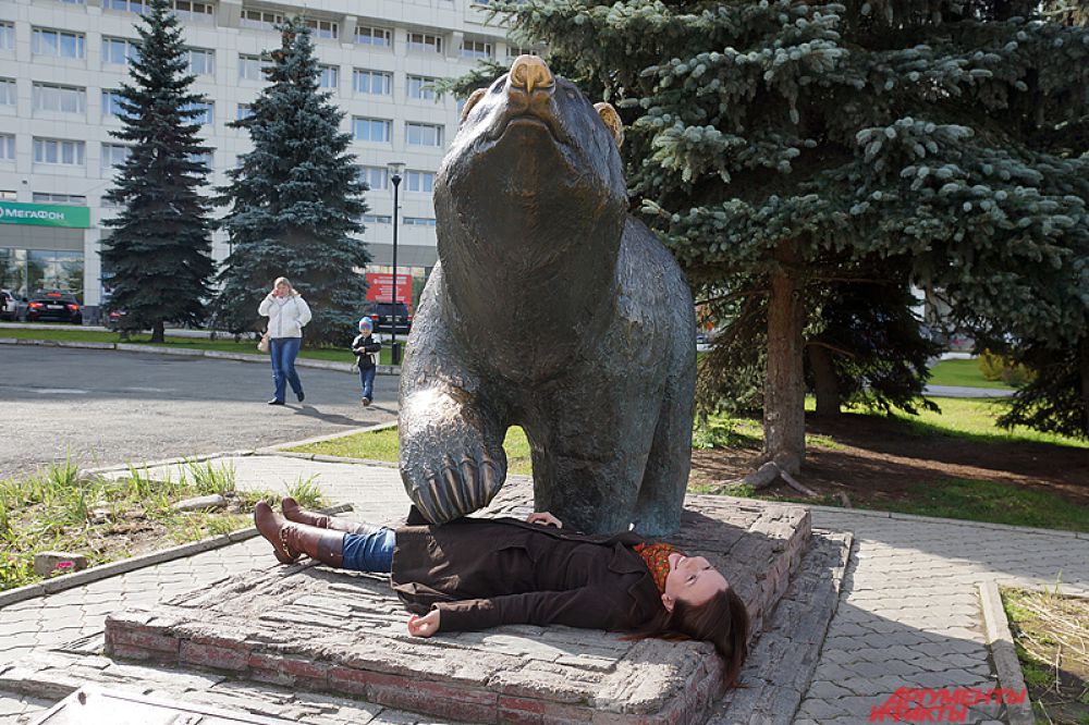 «Легенда о пермском медведе» («Идущий медведь»). «По улицам уральских городов обязательно должны ходить медведи», – такова идея авторов памятника, стоящего у пермской гостиницы «Урал». Вроде с виду мишка добрый, а лапа-то могучая! Не дай Бог попасть кому-нибудь под ее удар.