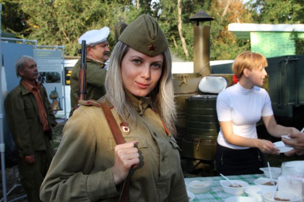 На форуме девушки интересовались службой в армии по контракту. 