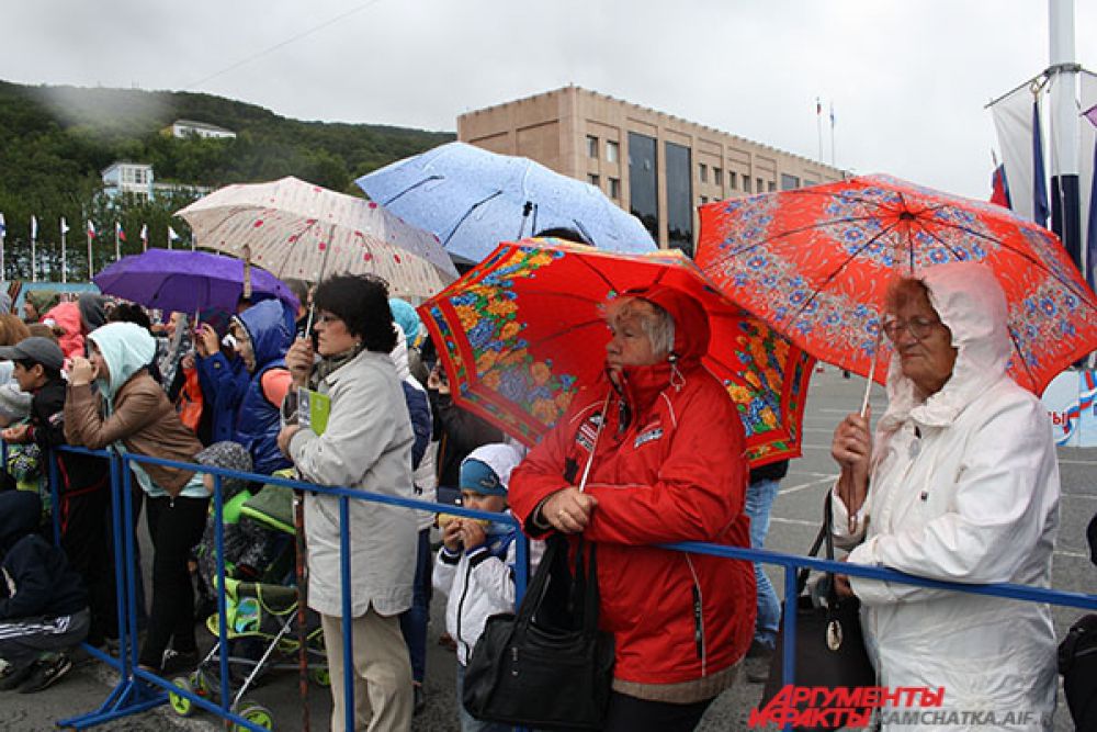Горожане приняли участие в празднике, несмотря на плохую погоду.