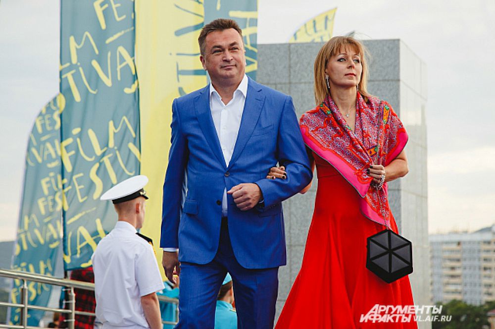 Губернатор Владимир Миклушевский с супругой.