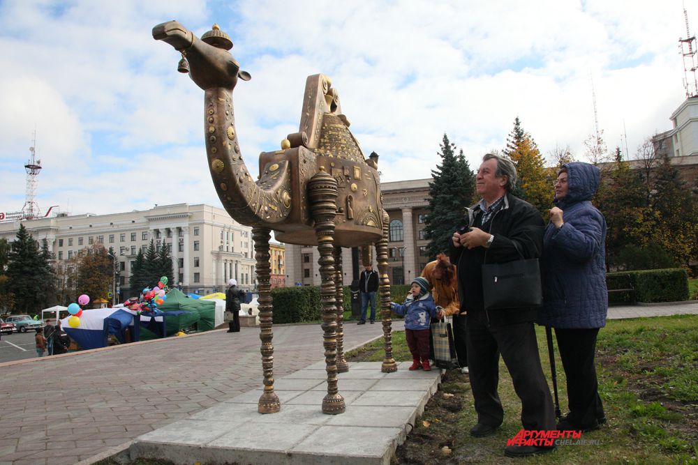 Символ Челябинска верблюд появился на Театральной площади
