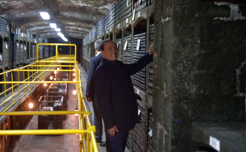 Сильвио Берлускони в одном из залов хранения вин производственно-аграрного объединения «Массандра».