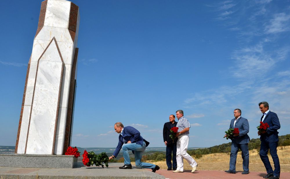 Возложение цветов к мемориалу, посвящённому памяти погибших в Крымской войне солдат Сардинского королевства.