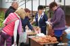 В Калининграде пришедшим на выборы предлагали купить продукты от местных производителей, а в районах организовывали лотерею и концерты.