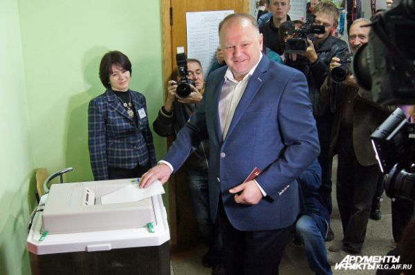 Николай Цуканов на избирательном участке.