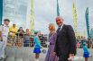 Ведущий церемонии открытия Максим Аверин с супругой.