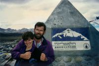 Дженн и Роб Холл на Тибетском плато. Фото сделано до событий, показанных в фильме «Эверест». Фото из финальных титров фильма.