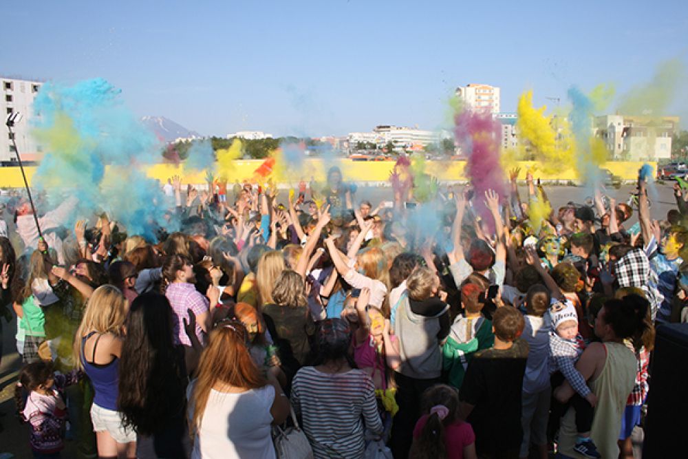 Фестиваль красок в Петропавловске.
