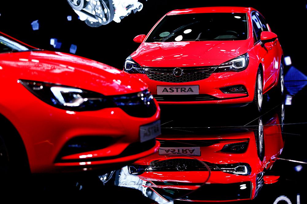 Внешность нового поколения Opel Astra уже давно не была загадкой. Автомобиль получил новые фары. Новинка стала на 5 см короче предшественника, на 23 мм уменьшилась колесная база, но при этом места внутри стало больше. В линейке двигателей – только турбомоторы. Открывает гамму трехцилиндровый литровый агрегат мощностью 105 лошадиных сил. На ступеньку выше стоят двигатели объемом 1,4 л (145 л.с.) и 1,6 л с двойным наддувом (195 лошадиных сил). Плюс несколько дизелей 1,6 CDTI разной степени форсировки с отдачей от 95 до 195 лошадиных сил.