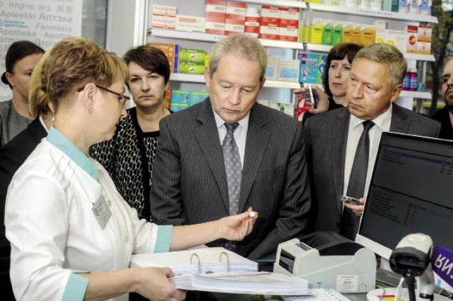 В одной из центральных аптек Перми главу региона заинтересовали альтернативные дорогостоящим препаратам лекарства.